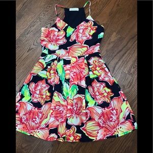 Adorable sleeveless dress with pleats